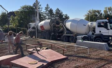 FOTO: V Banskej Bystrici napreduje výstavba skateparku a hokejbalového ihriska