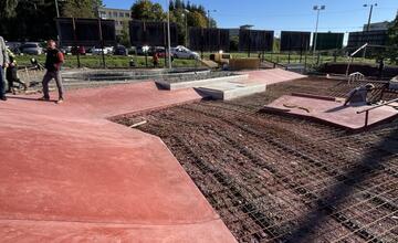 FOTO: V Banskej Bystrici napreduje výstavba skateparku a hokejbalového ihriska