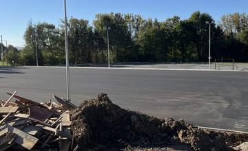 FOTO: V Banskej Bystrici napreduje výstavba skateparku a hokejbalového ihriska