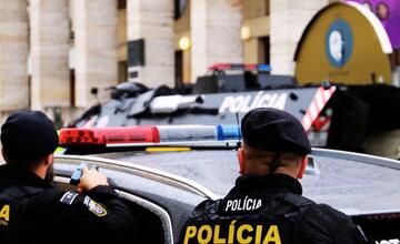 FOTO: Budovu Štátnej opery v Banskej Bystrici obkľúčili policajti