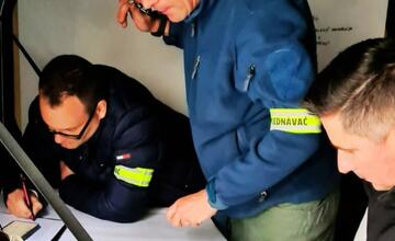 FOTO: Budovu Štátnej opery v Banskej Bystrici obkľúčili policajti