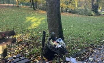 FOTO: Znečistený park v Banskej Bystrici