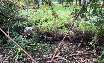 FOTO: Znečistený park v Banskej Bystrici