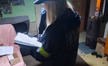 FOTO: Polícia pri domovej priehlaidke zadržala obvineného