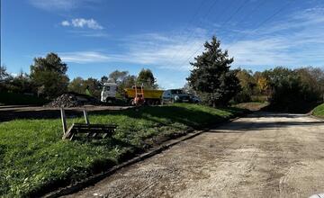 FOTO: Zvolenčania budú musieť preparkovať autá. Na sídlisku začala rekonštrukcia cesty
