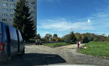 FOTO: Zvolenčania budú musieť preparkovať autá. Na sídlisku začala rekonštrukcia cesty