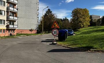 FOTO: Zvolenčania budú musieť preparkovať autá. Na sídlisku začala rekonštrukcia cesty