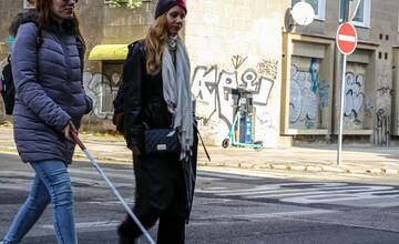 FOTO: Polícia na cestách kontroluje vodičov, či pustia slepých cez priechod