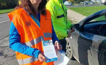 FOTO: Polícia na cestách kontroluje vodičov, či pustia slepých cez priechod