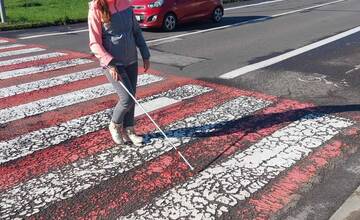 FOTO: Polícia na cestách kontroluje vodičov, či pustia slepých cez priechod