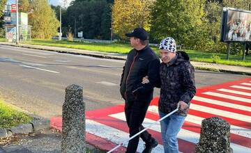 FOTO: Polícia na cestách kontroluje vodičov, či pustia slepých cez priechod