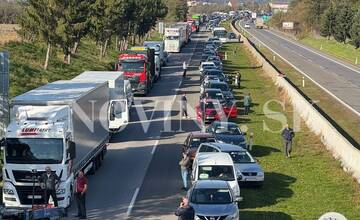 FOTO: Cestu zablokovalo drevo z kamióna