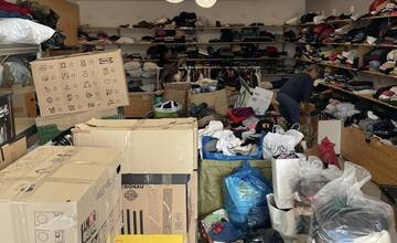 FOTO: Odevná banka pomáha jednorodičom, ktorí si nemôžu dovoliť oblečenie pre seba a svoje deti