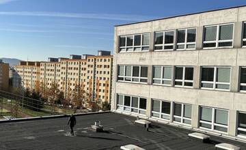 FOTO: Na streche základnej školy sa podpísal zub času 