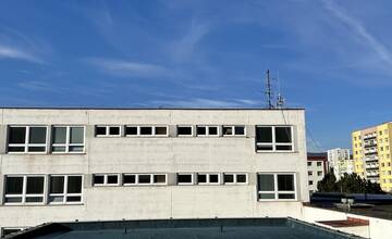 FOTO: Na streche základnej školy sa podpísal zub času 