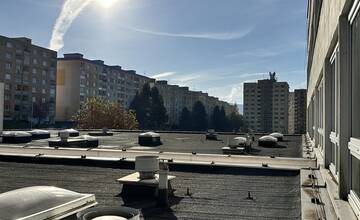 FOTO: Na streche základnej školy sa podpísal zub času 