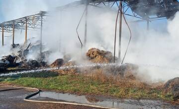 FOTO: Senník v Krtíši hasia od večera