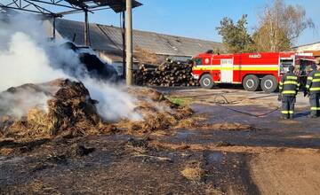 FOTO: Senník v Krtíši hasia od večera