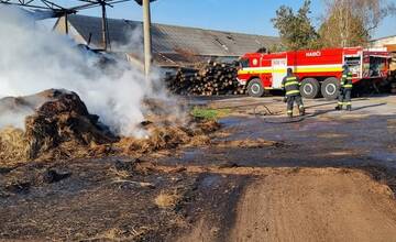 FOTO: Senník v Krtíši hasia od večera