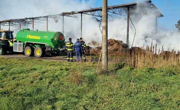 FOTO: Senník v Krtíši hasia od večera