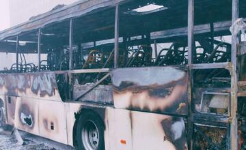 FOTO: V Poltári zhoreli dva autobusy, škoda je vyše 200-tisíc eur. Kto ich zapálil?