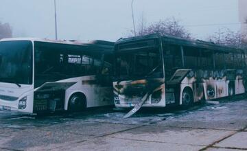 FOTO: V Poltári zhoreli dva autobusy, škoda je vyše 200-tisíc eur. Kto ich zapálil?