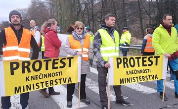 FOTO: V obci pri Žiari nad Hronom sa protestovalo. Obyvatelia blokovali cestu 