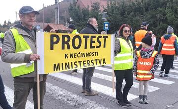 FOTO: V obci pri Žiari nad Hronom sa protestovalo. Obyvatelia blokovali cestu 