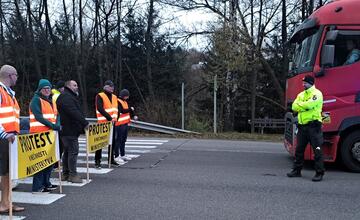FOTO: V obci pri Žiari nad Hronom sa protestovalo. Obyvatelia blokovali cestu 