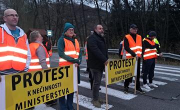 FOTO: V obci pri Žiari nad Hronom sa protestovalo. Obyvatelia blokovali cestu 