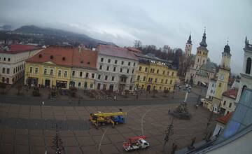 FOTO: Vianočný stromček už zdobí námestie