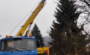 FOTO: Vianočný stromček už zdobí námestie