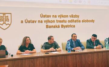 FOTO: Banskobystrickí gymnazisti skončili vo väzení aj napriek tomu, že nič neurobili