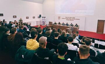 FOTO: Banskobystrickí gymnazisti skončili vo väzení aj napriek tomu, že nič neurobili