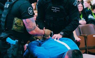 FOTO: Banskobystrickí gymnazisti skončili vo väzení aj napriek tomu, že nič neurobili