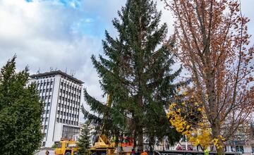FOTO: Pozrite si, ako sa dostal stromček aj na námestie v Žiari nad Hronom