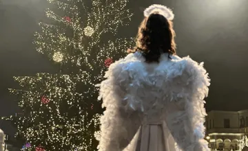 FOTO: Na námestí v Banskej Bystrici rozsvietili vianočný stromček, prišiel aj Mikuláš