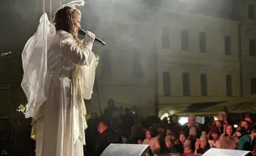 FOTO: Na námestí v Banskej Bystrici rozsvietili vianočný stromček, prišiel aj Mikuláš