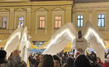 FOTO: Na námestí v Banskej Bystrici rozsvietili vianočný stromček, prišiel aj Mikuláš