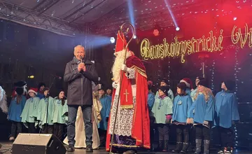 FOTO: Na námestí v Banskej Bystrici rozsvietili vianočný stromček, prišiel aj Mikuláš