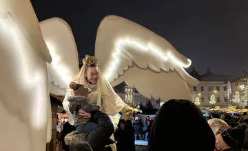 FOTO: Na námestí v Banskej Bystrici rozsvietili vianočný stromček, prišiel aj Mikuláš