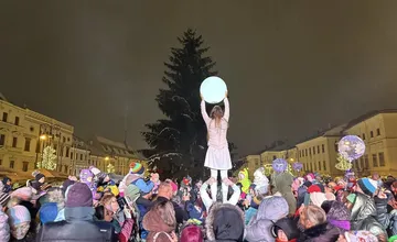 FOTO: Na námestí v Banskej Bystrici rozsvietili vianočný stromček, prišiel aj Mikuláš