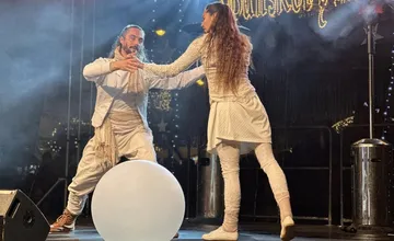 FOTO: Na námestí v Banskej Bystrici rozsvietili vianočný stromček, prišiel aj Mikuláš