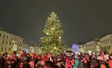 FOTO: Na námestí v Banskej Bystrici rozsvietili vianočný stromček, prišiel aj Mikuláš
