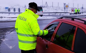 FOTO: Policajti zastavili 1800 vodičov. Koľko z nich nebolo triezvych?