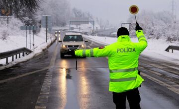 FOTO: Policajti zastavili 1800 vodičov. Koľko z nich nebolo triezvych?