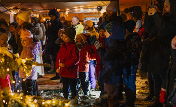 FOTO: Bystrické sídlisko drží spolu. Ľudia si spravili vlastnú mikulášsku akciu