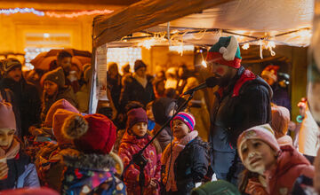 FOTO: Bystrické sídlisko drží spolu. Ľudia si spravili vlastnú mikulášsku akciu