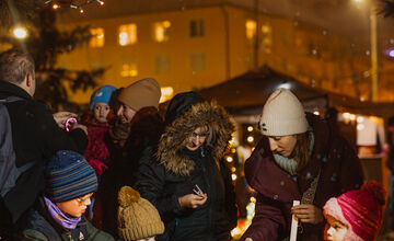FOTO: Bystrické sídlisko drží spolu. Ľudia si spravili vlastnú mikulášsku akciu