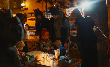 FOTO: Bystrické sídlisko drží spolu. Ľudia si spravili vlastnú mikulášsku akciu